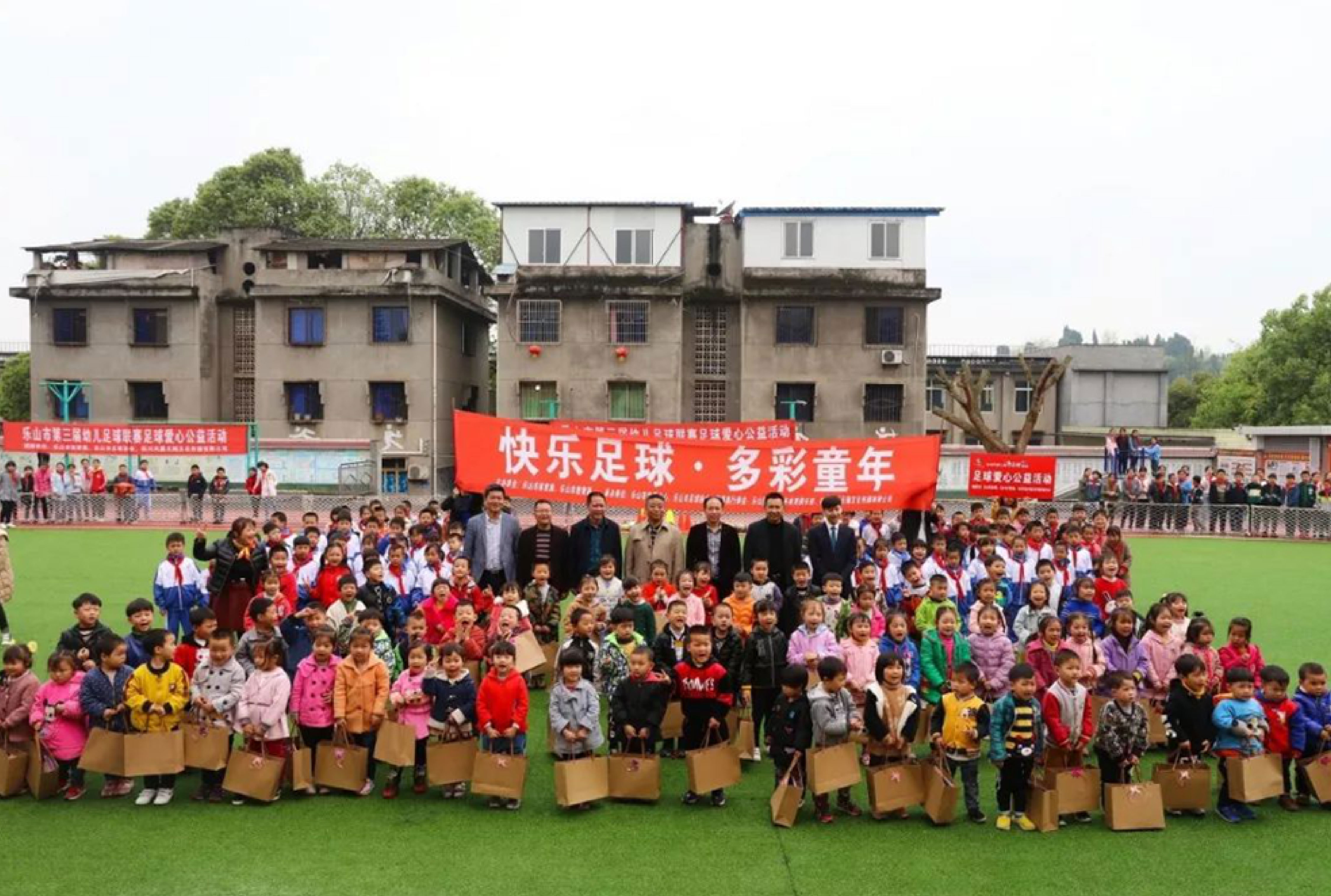  快乐足球，健康成长︱邦泰点亮乐山儿童足球梦